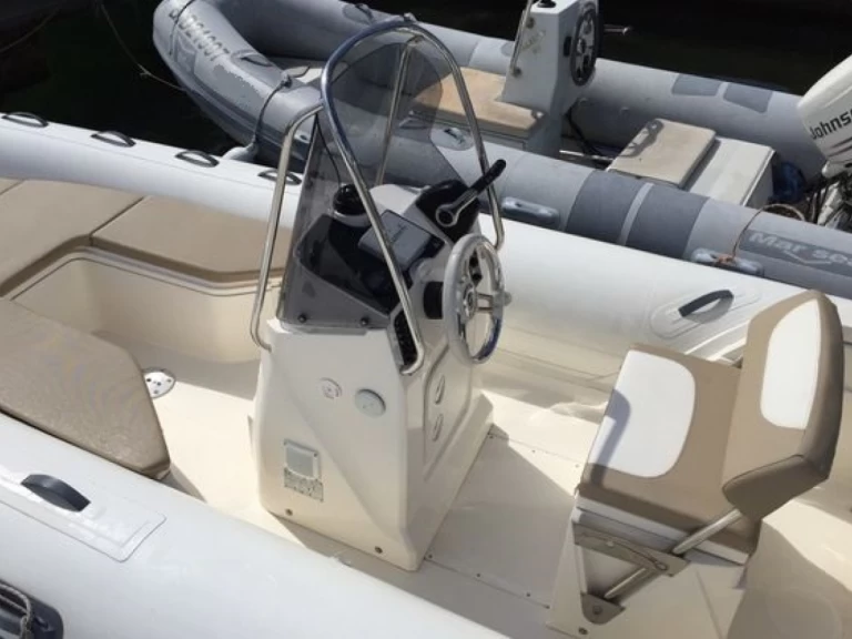 Wynajmij Łódż półsztywna z lub bez skippera Capelli w Saint-Georges-de-Didonne