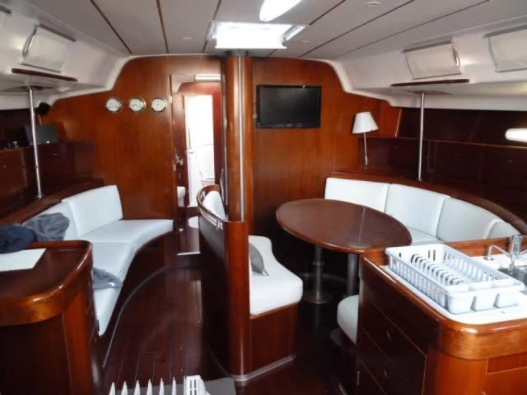 Bénéteau First 47.7 między profesjonalistami a osobami prywatnymi w Hyeres