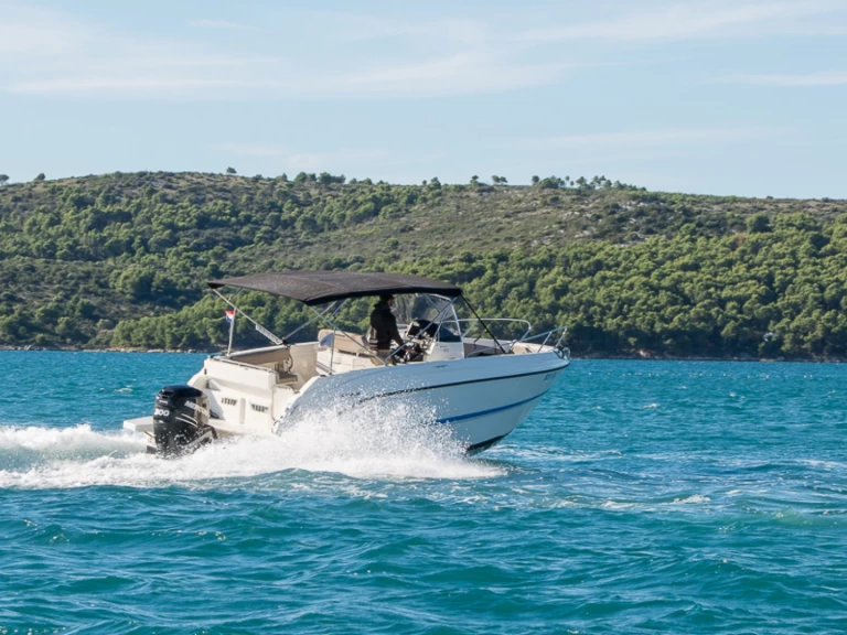 Quicksilver Activ 805 między profesjonalistami a osobami prywatnymi w Trogir