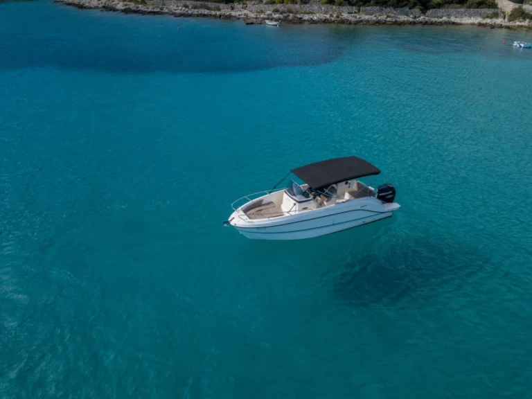 Wynajmij Quicksilver Activ 805 w Trogir