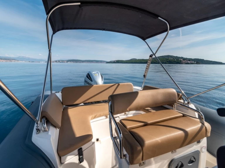 Wynajmij Łódż półsztywna z lub bez skippera Bwa w Trogir