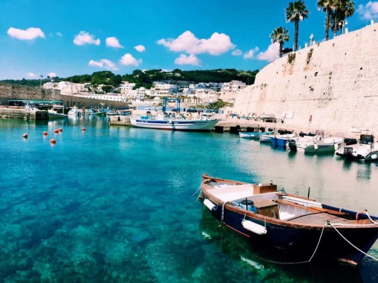 Łódż półsztywna do wynajmu w San Foca w najlepszej cenie