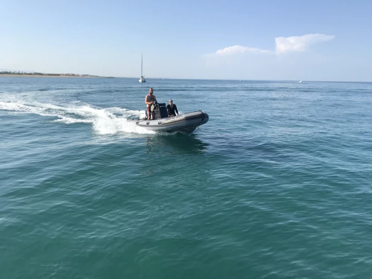 Łódż półsztywna do wynajmu w Canet-en-Roussillon w najlepszej cenie
