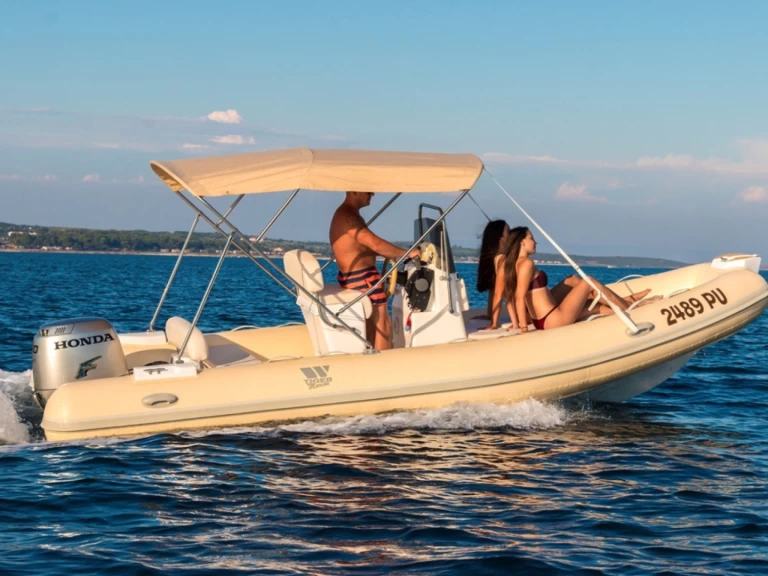 Łódż półsztywna do wynajmu w Premantura w najlepszej cenie