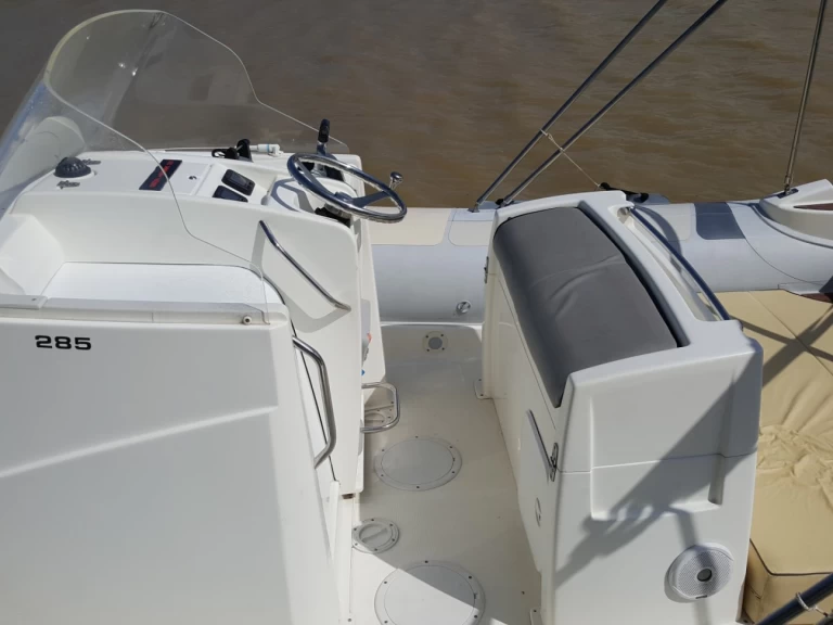 Kelt Sea Hawk 285 między profesjonalistami a osobami prywatnymi w Palavas-les-Flots