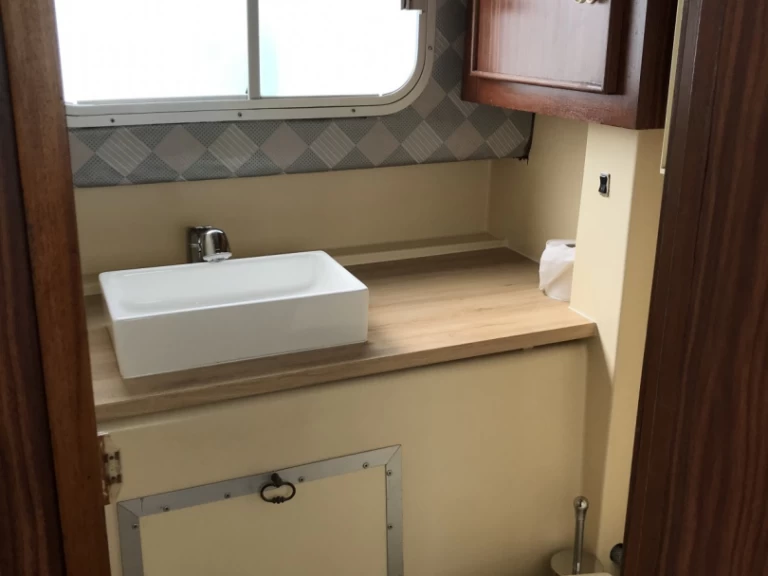 Locaboat Penichette 930 między profesjonalistami a osobami prywatnymi w La Vicomté-sur-Rance