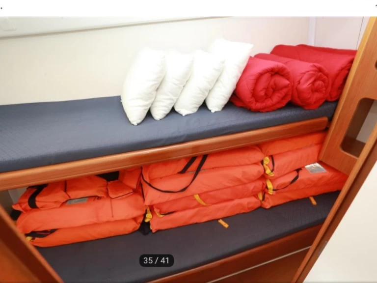 Wynajem Żaglowiec Bénéteau z patentem 