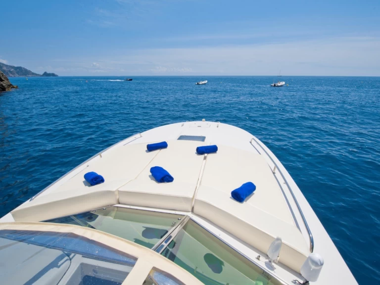 Wynajem łodzi Positano tanio Itama 38