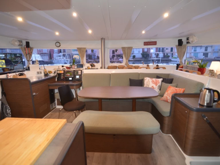 Lagoon Lagoon 420 między profesjonalistami a osobami prywatnymi w Port Grimaud