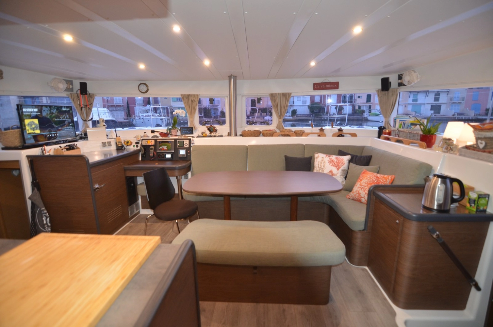 Lagoon Lagoon 420 między profesjonalistami a osobami prywatnymi w Port Grimaud