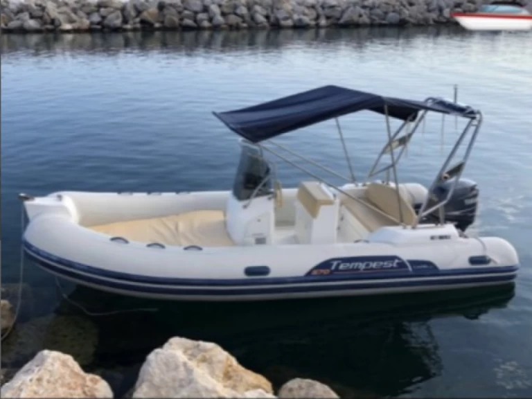 Łódż półsztywna do wynajmu w Propriano w najlepszej cenie