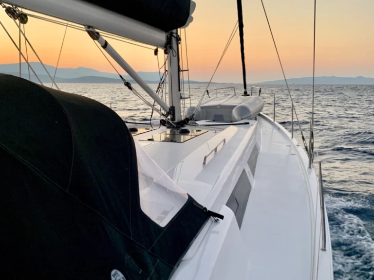 Żaglowiec do wynajmu w Nikiána w najlepszej cenie