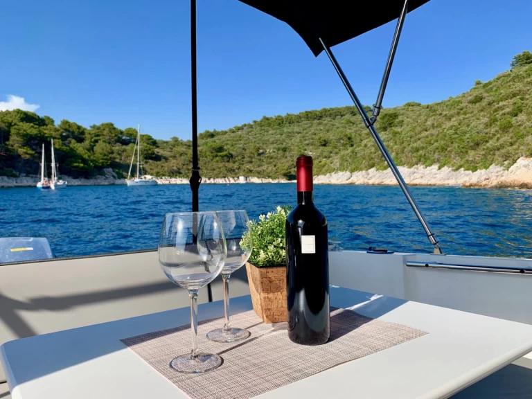 Bénéteau Antares 9 OB między profesjonalistami a osobami prywatnymi w Split