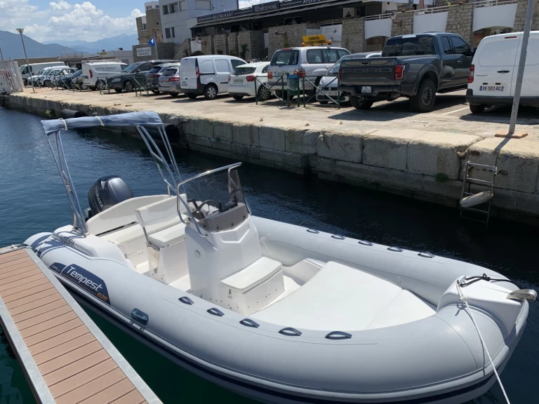 Łódż półsztywna do wynajmu w Appietto w najlepszej cenie