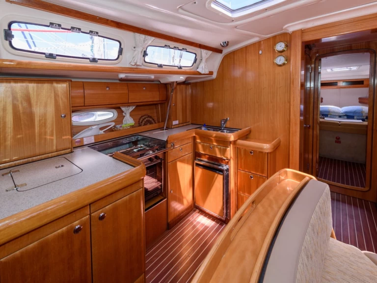 Bavaria Cruiser 46 między profesjonalistami a osobami prywatnymi w Trogir