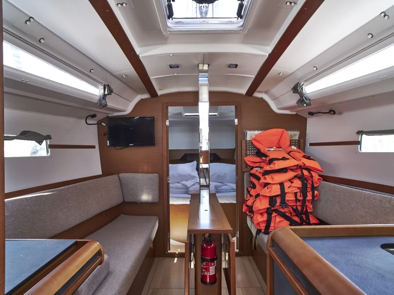 Wynajem Żaglowiec Jeanneau z patentem 