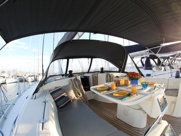 Bénéteau Cyclades 50.5 między profesjonalistami a osobami prywatnymi w Alimos