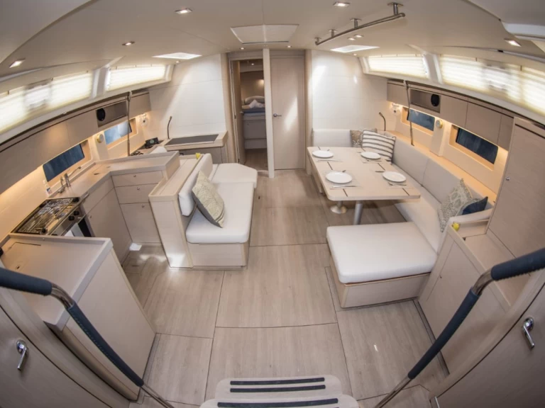 Bénéteau Oceanis 51.1 między profesjonalistami a osobami prywatnymi w Alimos