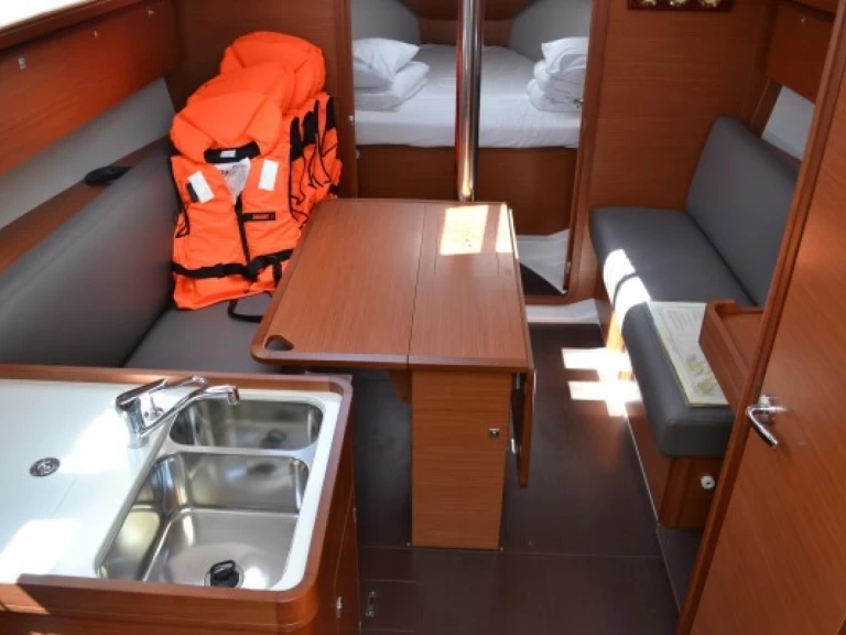 Dufour Dufour 360 Grand Large między profesjonalistami a osobami prywatnymi w Sukosan