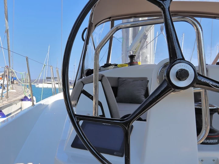 Jeanneau Sun Odyssey 440 między profesjonalistami a osobami prywatnymi w Lavrio