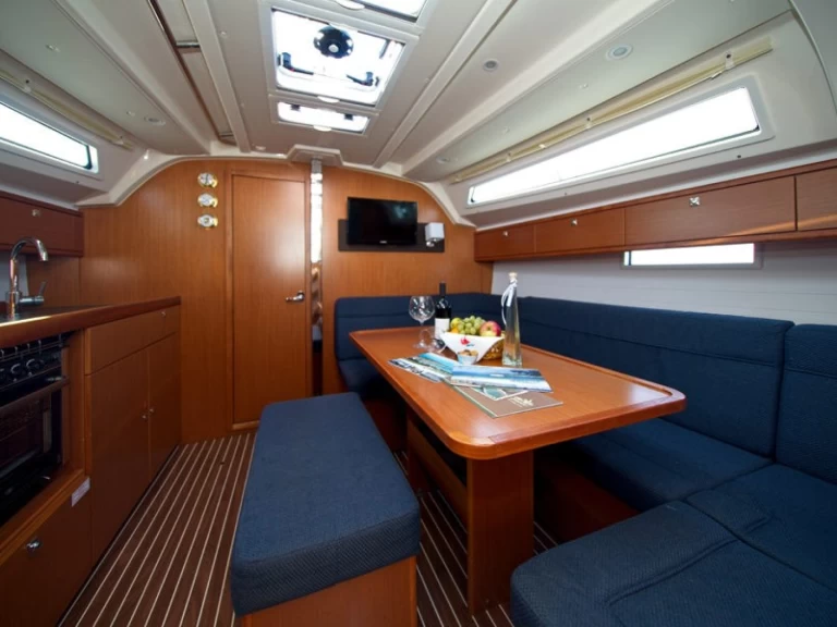 Bavaria Cruiser 41 między profesjonalistami a osobami prywatnymi w Murter-Kornati