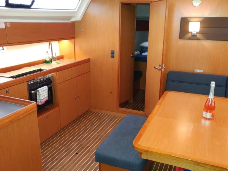 Bavaria Cruiser 46 między profesjonalistami a osobami prywatnymi w Alimos