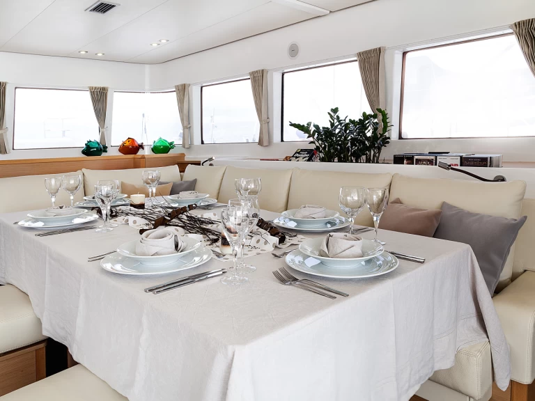 Wynajem łodzi Lagoon Lagoon 620 w Alimos na SamBoat 