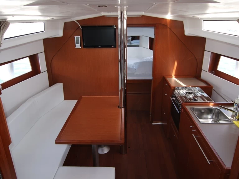 Bénéteau Oceanis 38 między profesjonalistami a osobami prywatnymi w Sukosan