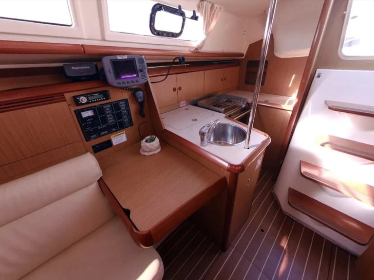 Wynajem Żaglowiec w Betina - Jeanneau Sun Odyssey 32i