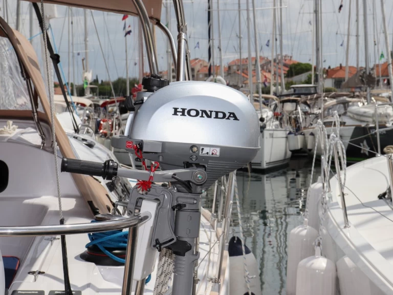 Elan Impression 45 między profesjonalistami a osobami prywatnymi w Biograd na Moru