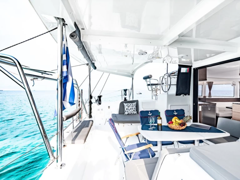 Wynajmij Katamaran z lub bez skippera Lagoon w Alimos