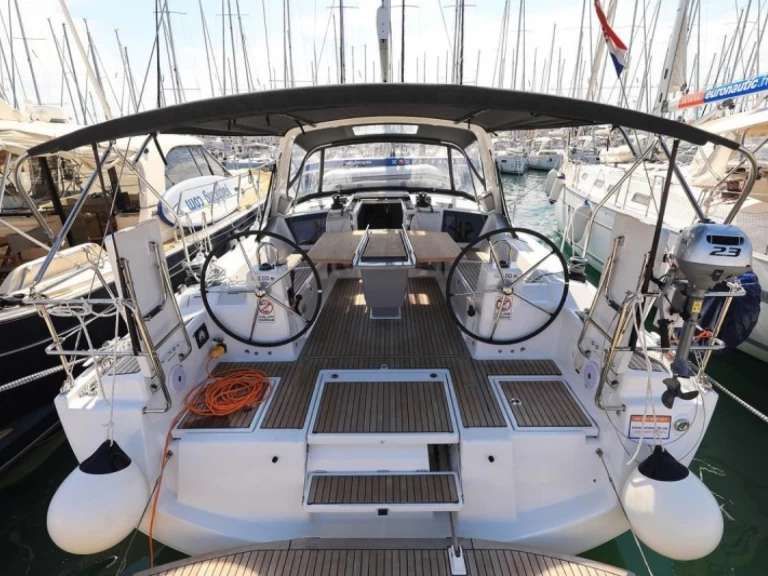 Wynajem Żaglowiec Bénéteau z patentem 