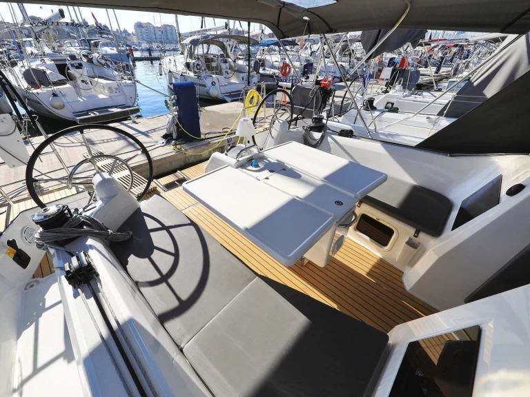 Wynajem Żaglowiec Jeanneau z patentem 