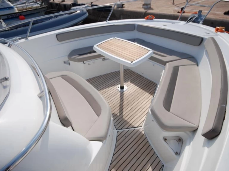 Jeanneau Cap Camarat 8.5 CC między profesjonalistami a osobami prywatnymi w Les Trois-Îlets