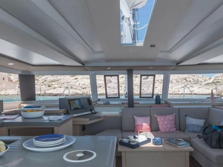 Wynajem Katamaran Fountaine Pajot z patentem 