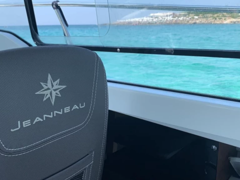 Jeanneau Merry Fisher 695 między profesjonalistami a osobami prywatnymi w El Toro