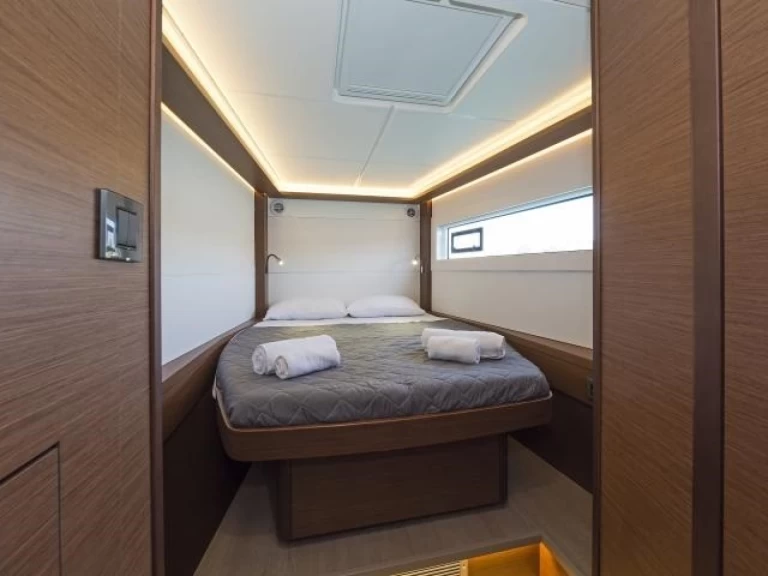 Wynajmij Katamaran z lub bez skippera Lagoon w Alimos