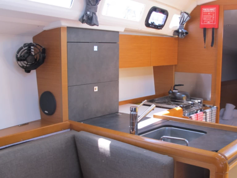 Wynajem Żaglowiec Jeanneau z patentem 