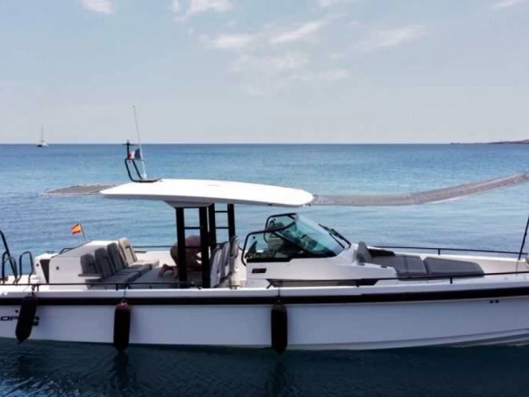 Wynajem Motorówka Axopar z patentem 