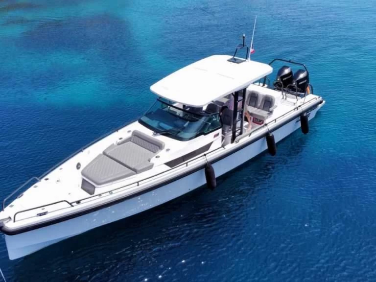 Axopar Brabus 37 między profesjonalistami a osobami prywatnymi w Mahon