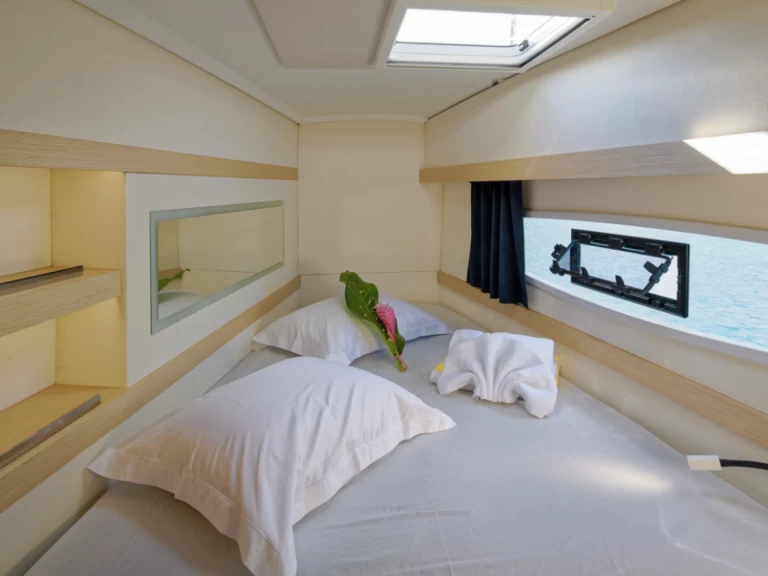 Wynajem Katamaran Fountaine Pajot z patentem 