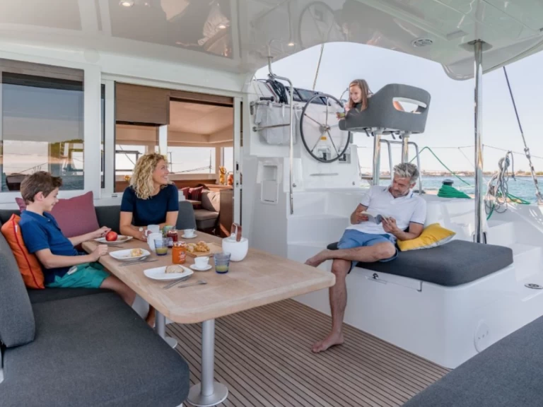 Wynajem Katamaran w Raiatea - Lagoon Lagoon 40