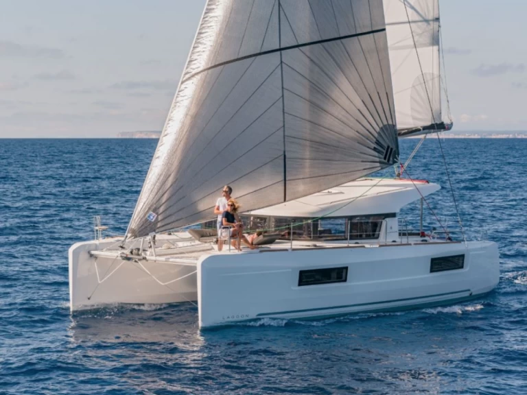 Wynajem Katamaran Lagoon z patentem 