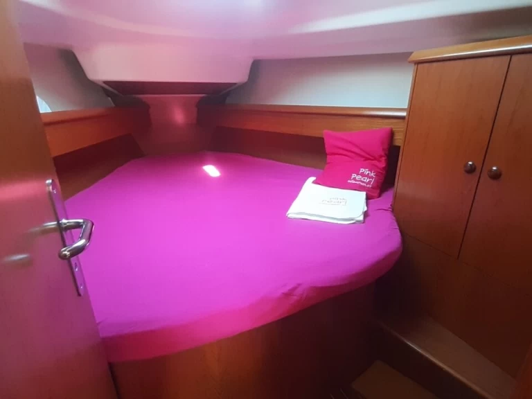 Wynajem Żaglowiec Jeanneau z patentem 