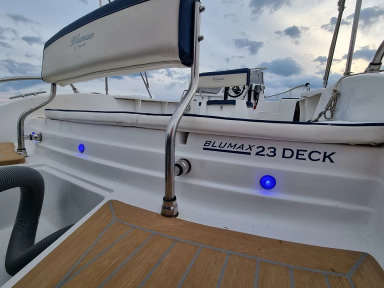 Wynajmij tancredi Bluemax 23 Deck w Zaton
