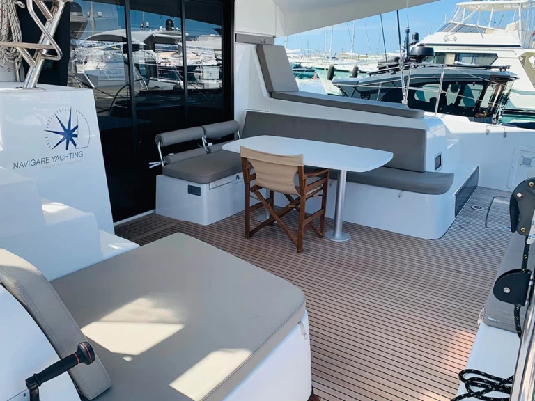 Lagoon Lagoon 42 między profesjonalistami a osobami prywatnymi w Elliniko