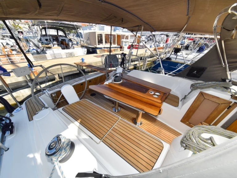 Wynajem Żaglowiec Bavaria z patentem 