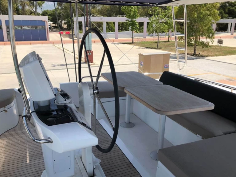 Lagoon Lagoon 52 F między profesjonalistami a osobami prywatnymi w Elliniko