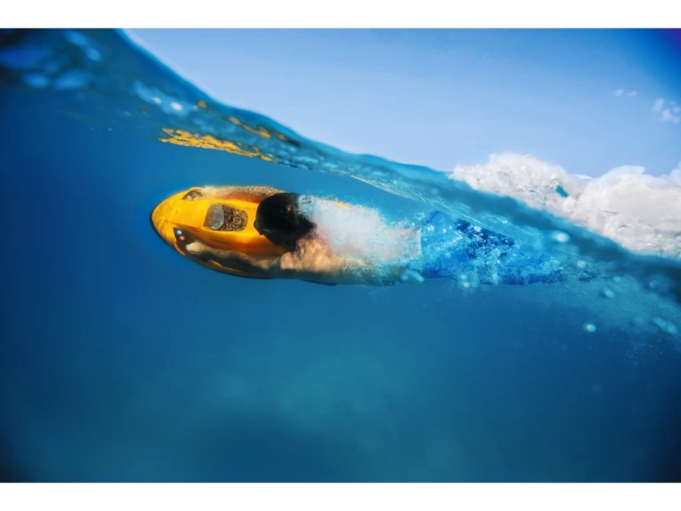 Bénéteau Flyer 7.7 SUNdeck między profesjonalistami a osobami prywatnymi w Juan-les-Pins