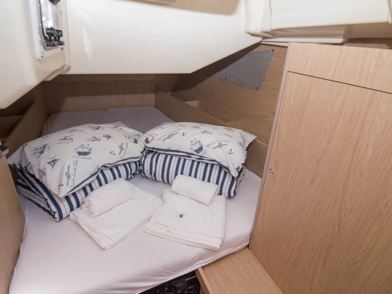 Wynajmij Bénéteau Oceanis 41.1 w Goecek